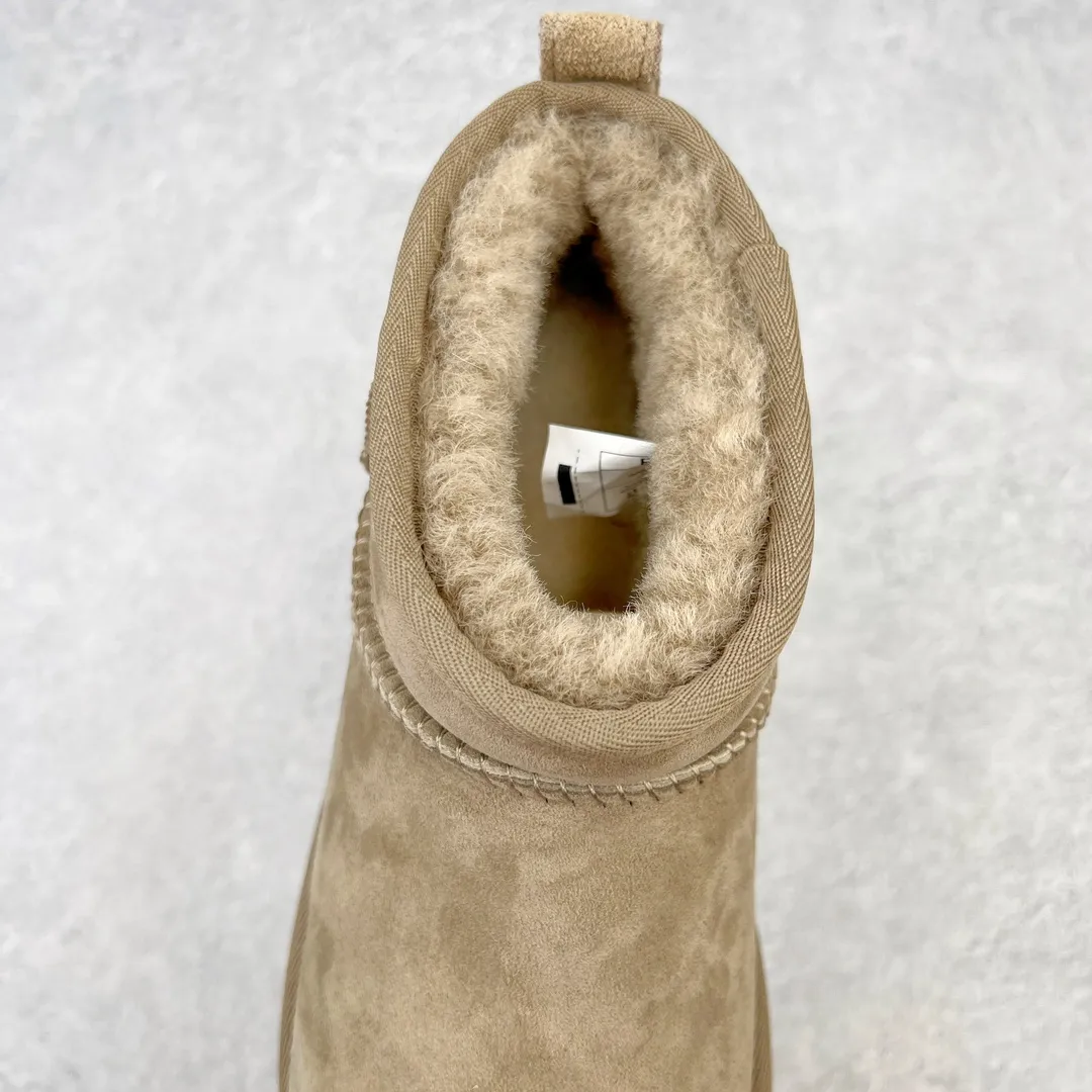 Pick up locally 💰520 UGG Zhou Dongyu's same style 6109 classic autumn and winter sheep fur integrated snow boots. All shoes are made from ZP. Longfeng A-grade Australian imported sheep fur integrated men's and women's boots. Brand OEM production line. Fully follow the ZP process. OEM original pattern maker. Adhering to the principle of no original shoes and no development selection. Pay attention to every detail. The most authentic version on the market TREADLITE "Light Wing" technology outsole Lightweight/durable/flexible/pile type [solemn after-sales commitment] If there are major quality problems such as degumming/broken bottom within one month, we will directly replace it with a new one for you! Size: 35 36 37 38 39 40 41 42 43 44 45 Coding: by2936050